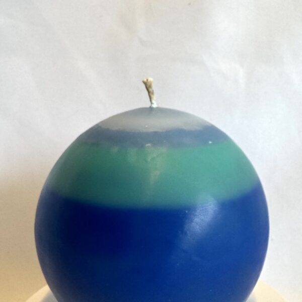 Bougie sphérique 10 cm – Planète Bleue – cire bleue, turquoise et blanche Bougie sphérique artisanale de 10 cm, en cire minérale et végétale, bleu, turquoise et blanc – série Planète Bleue
