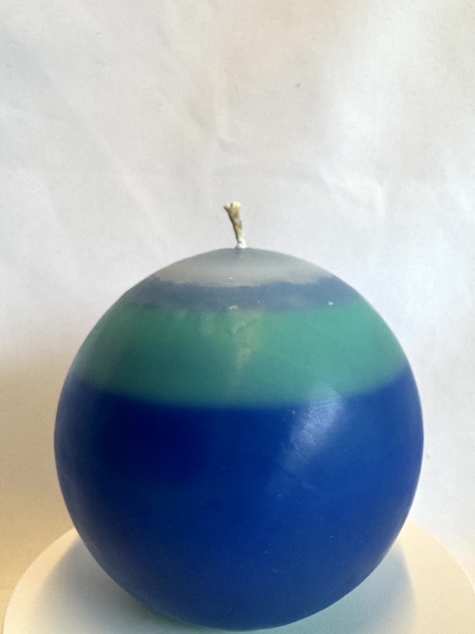 Bougie sphérique 10 cm – Planète Bleue – cire bleue, turquoise et blanche Bougie sphérique artisanale de 10 cm, en cire minérale et végétale, bleu, turquoise et blanc – série Planète Bleue