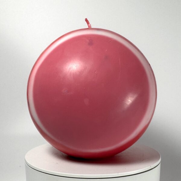 Bougie sphérique 12 cm – Pink Planet – cire rose fluo et blanche Bougie sphérique artisanale de 12 cm, en cire végétale et minérale, rose fluo, rose et blanc – collection Pink Planet