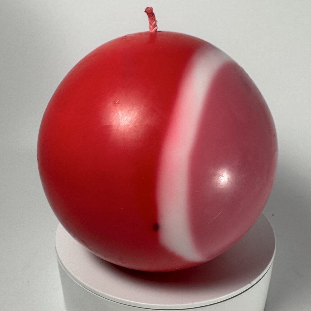 Bougie sphérique 12 cm – Pink Planet – cire rose fluo et blanche Bougie sphérique artisanale de 12 cm, en cire végétale et minérale, rose fluo, rose et blanc – collection Pink Planet