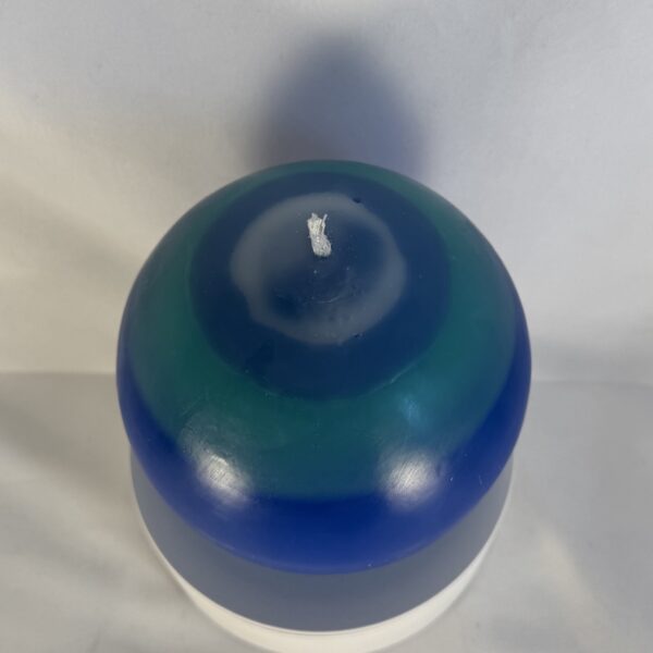 Bougie sphérique artisanale de 12 cm, en cire minérale et végétale, bleu, turquoise et blanc – série Planète Bleue