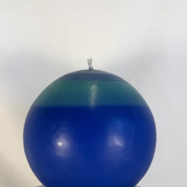 Bougie sphérique artisanale de 12 cm, en cire minérale et végétale, bleu, turquoise et blanc – série Planète Bleue