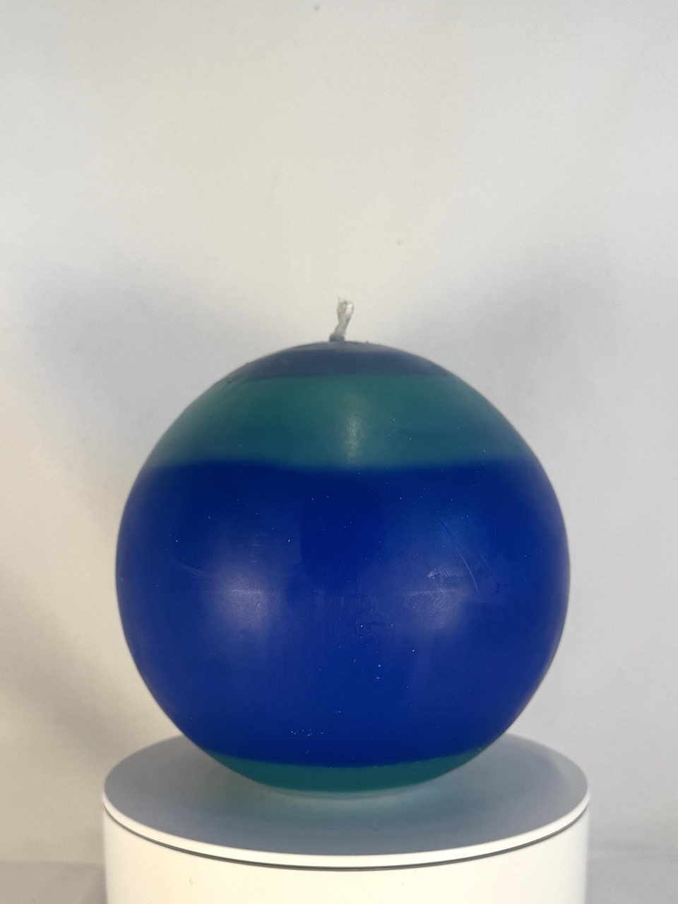 Bougie sphérique artisanale de 12 cm, en cire minérale et végétale, bleu, turquoise et blanc – série Planète Bleue