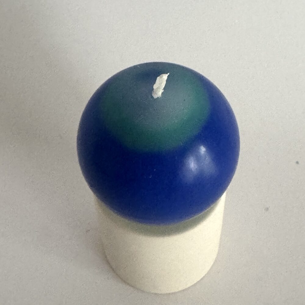 Bougie sphérique artisanale de 6,5 cm, en cire minérale et végétale, tons bleu, turquoise et blanc – série Planète Bleue