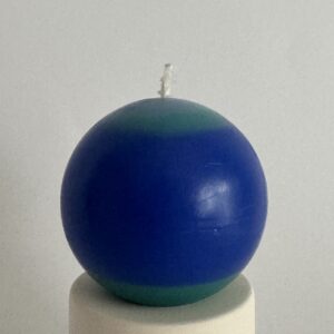 Bougie sphérique artisanale de 6,5 cm, en cire minérale et végétale, tons bleu, turquoise et blanc – série Planète Bleue