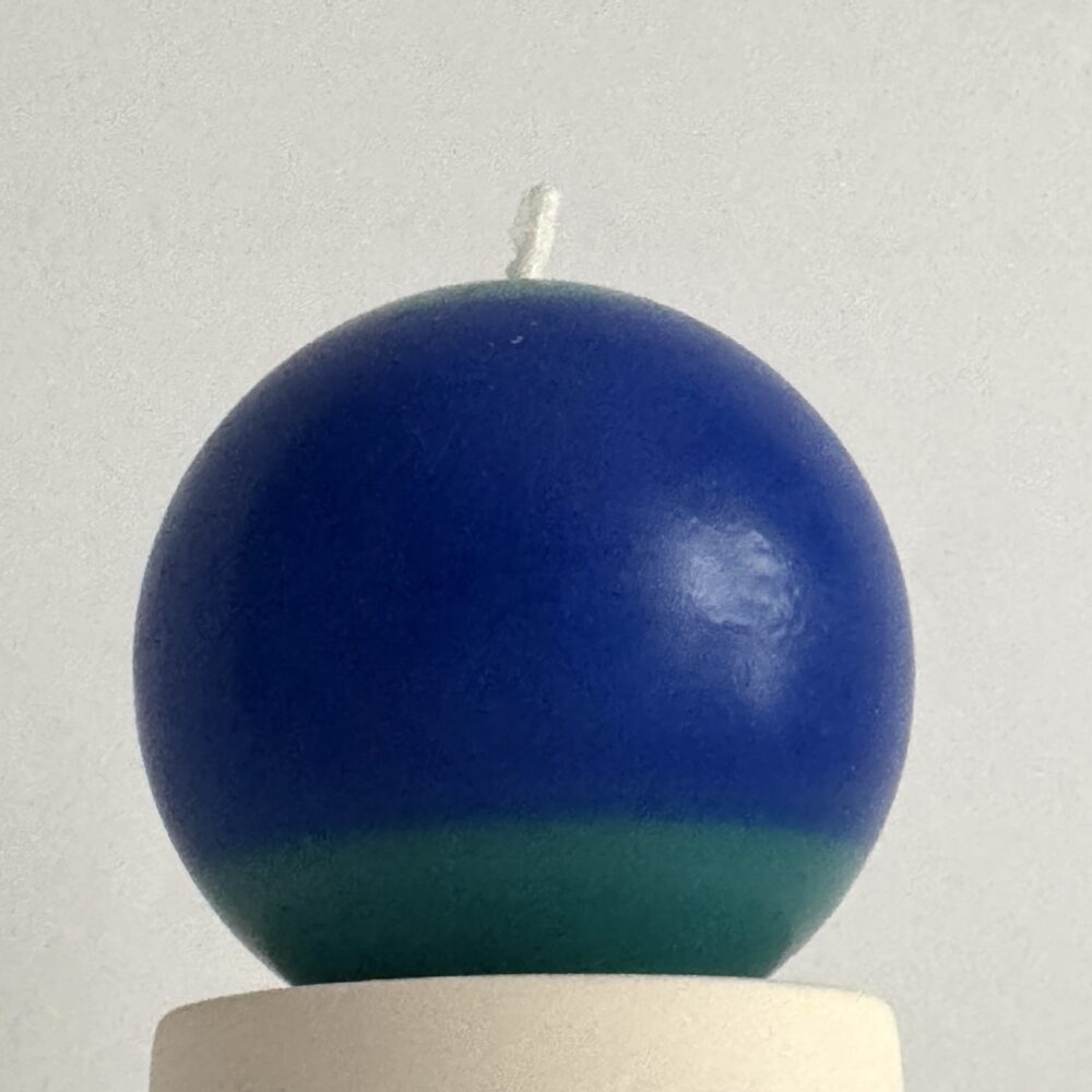 Bougie sphérique artisanale de 6,5 cm, en cire minérale et végétale, tons bleu, turquoise et blanc – série Planète Bleue