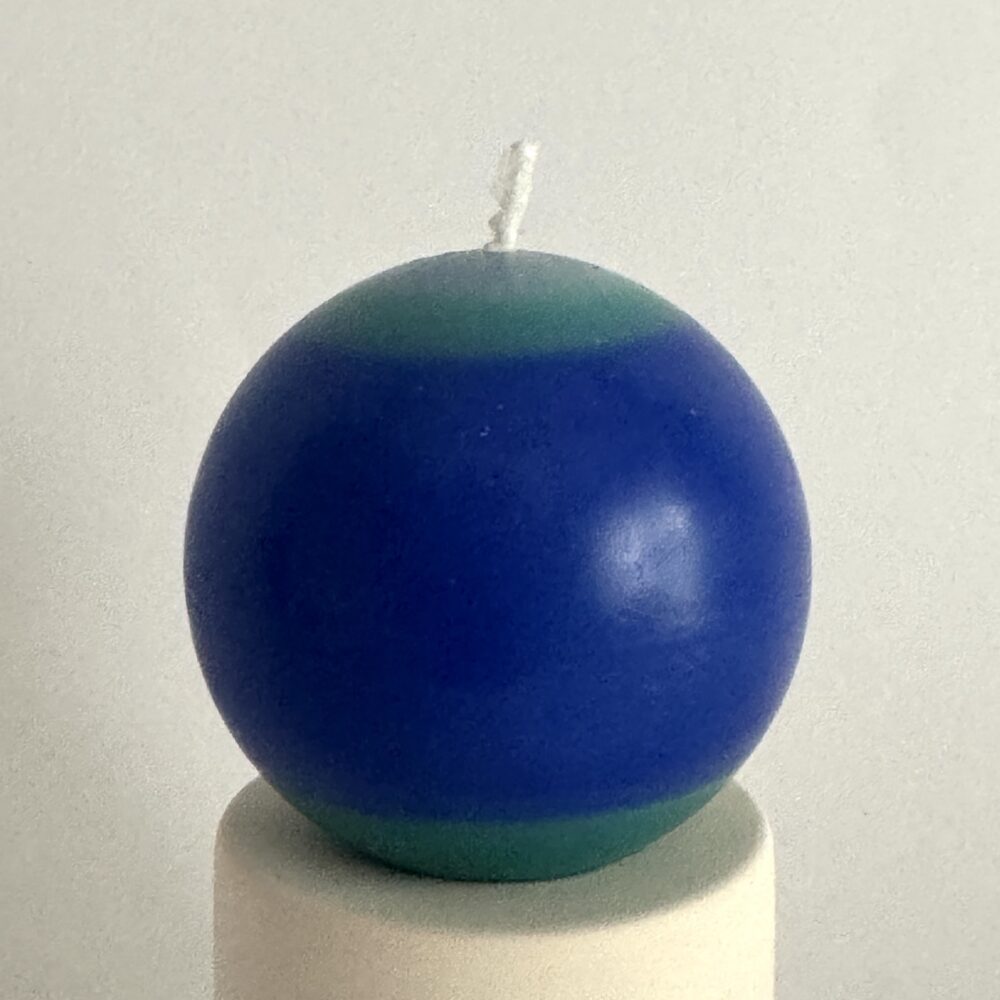 Bougie sphérique artisanale de 6,5 cm, en cire minérale et végétale, tons bleu, turquoise et blanc – série Planète Bleue