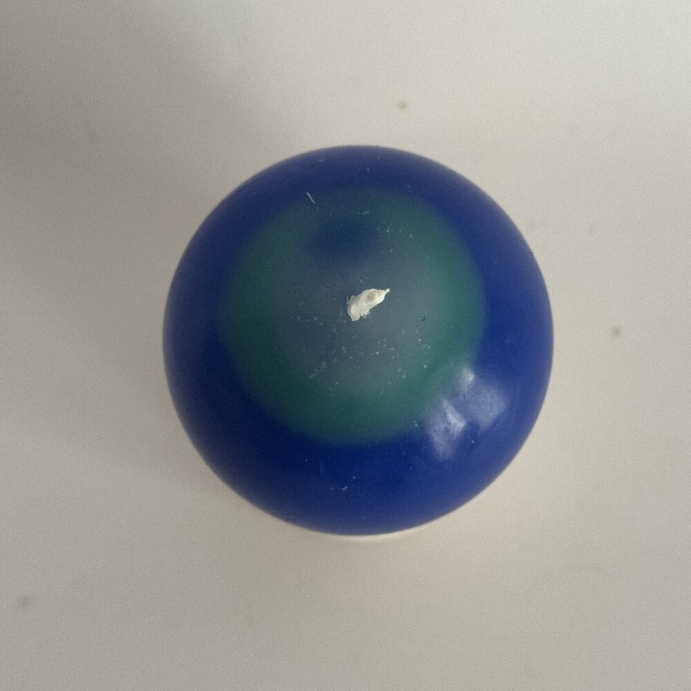 Bougie sphérique artisanale de 6,5 cm, en cire minérale et végétale, tons bleu, turquoise et blanc – série Planète Bleue