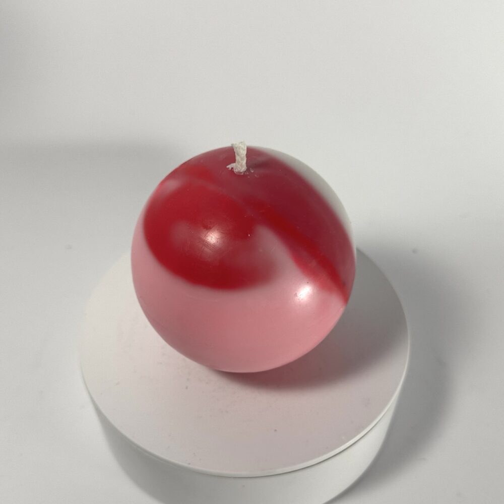 Bougie sphérique 8 cm – Pink Planet – cire rose fluo et blanche Bougie sphérique artisanale de 8 cm, en cire végétale et minérale, rose fluo, rose et blanc – collection Pink Planet