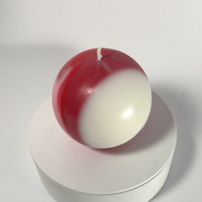 Bougie sphérique 8 cm – Pink Planet – cire rose fluo et blanche Bougie sphérique artisanale de 8 cm, en cire végétale et minérale, rose fluo, rose et blanc – collection Pink Planet