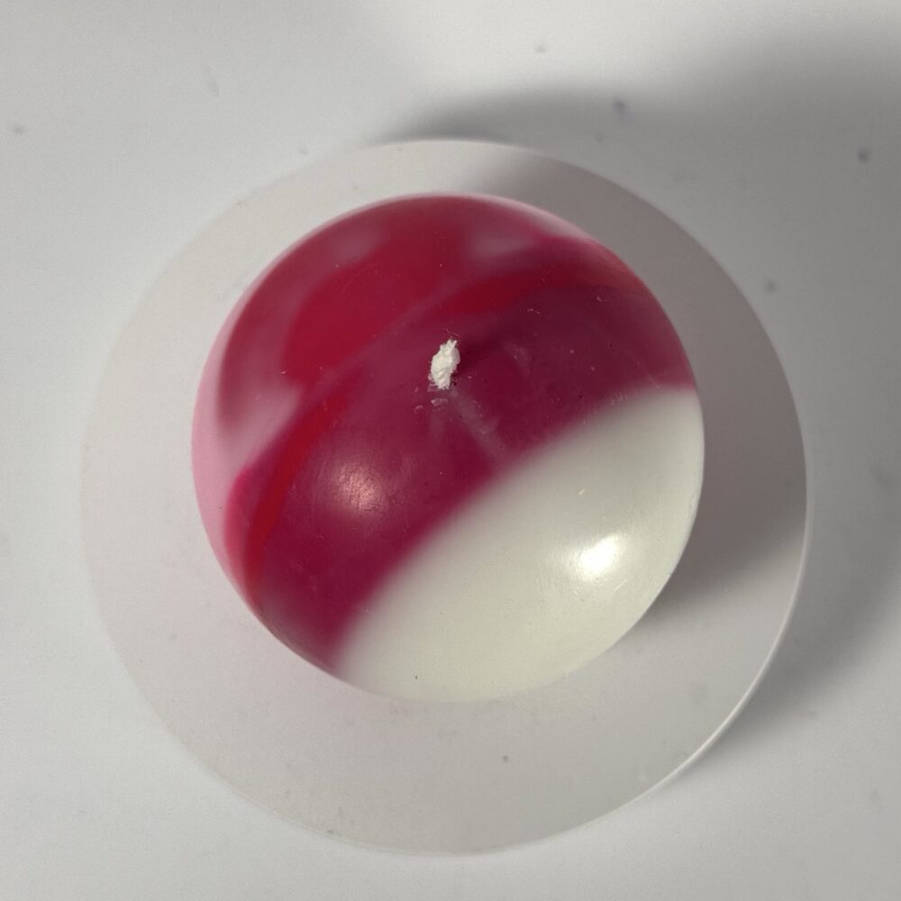 Bougie sphérique 8 cm – Pink Planet – cire rose fluo et blanche Bougie sphérique artisanale de 8 cm, en cire végétale et minérale, rose fluo, rose et blanc – collection Pink Planet