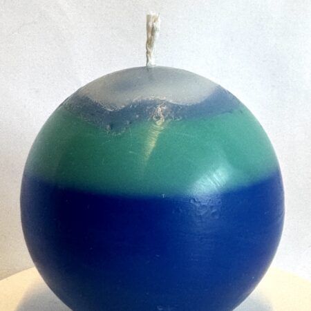 Bougie sphérique artisanale de 8 cm, en cire minérale et végétale, bleu, turquoise et blanc – série Planète Bleue