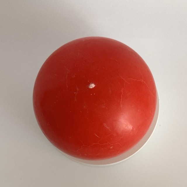 Bougie sphérique 12 cm – cire d’olive rouge Bougie sphérique artisanale de 12 cm, en cire d’olive teintée rouge – pièce unique