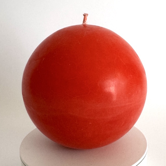 Bougie sphérique 12 cm – cire d’olive rouge Bougie sphérique artisanale de 12 cm, en cire d’olive teintée rouge – pièce unique