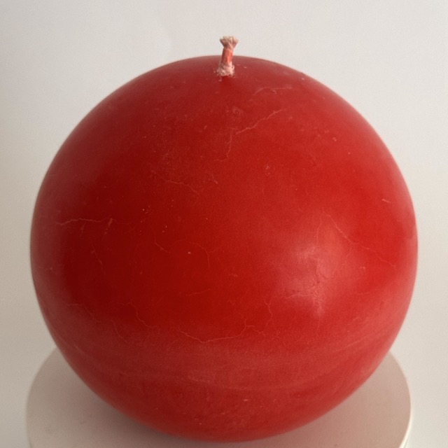 Bougie sphérique 12 cm – cire d’olive rouge Bougie sphérique artisanale de 12 cm, en cire d’olive teintée rouge – pièce unique
