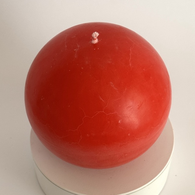 Bougie sphérique 12 cm – cire d’olive rouge Bougie sphérique artisanale de 12 cm, en cire d’olive teintée rouge – pièce unique