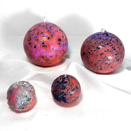 Bougies collection METEOR | Sphères rouges et noires effet cosmos Bougies sphériques rouges effet météorite, avec taches noires et reflets violets, collection METEOR - boo-j