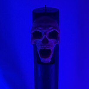 Bougie artisanale Halloween en forme de pilier noir avec crâne jaune sculpté – boo-j édition spectrale