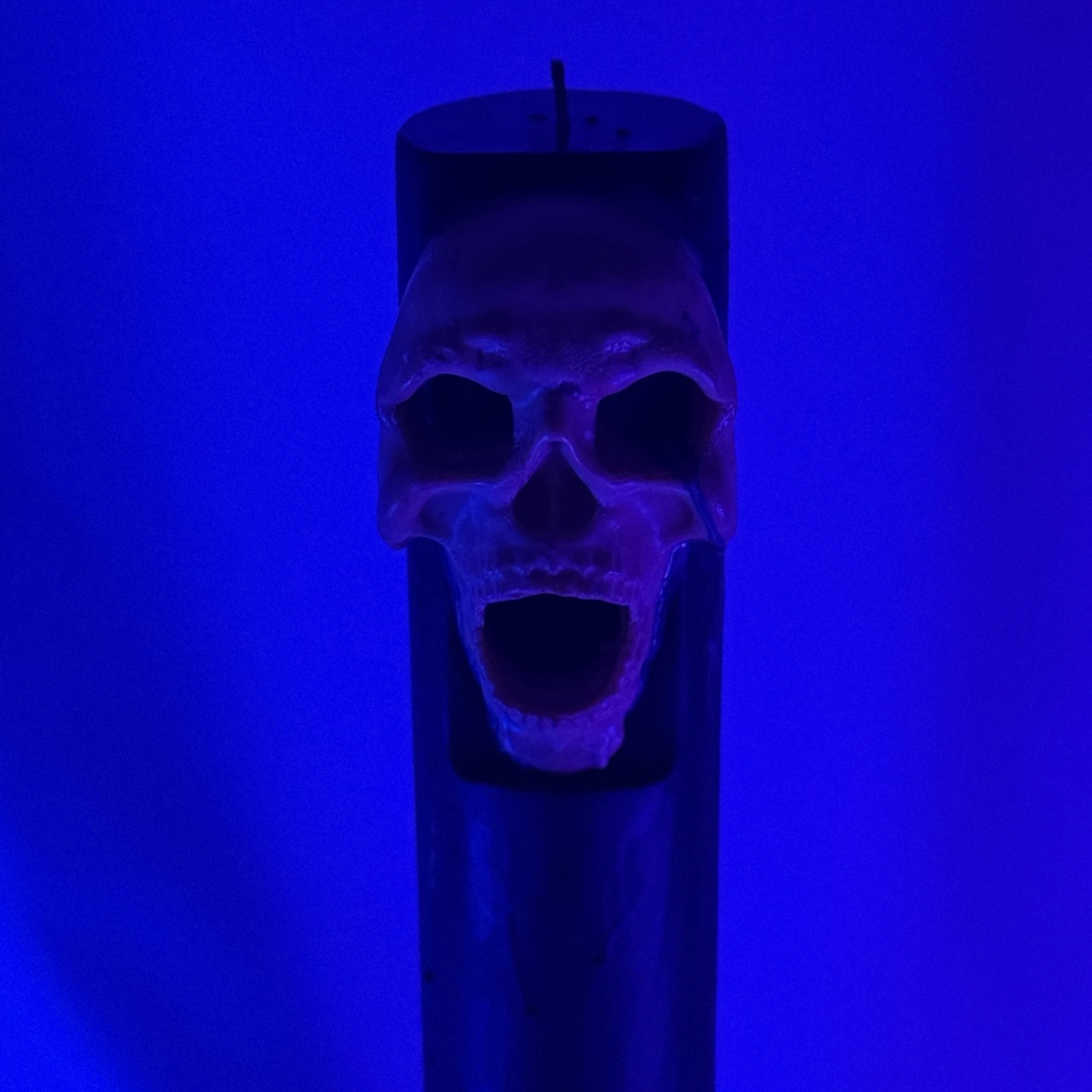 Bougie artisanale Halloween en forme de pilier noir avec crâne jaune sculpté – boo-j édition spectrale