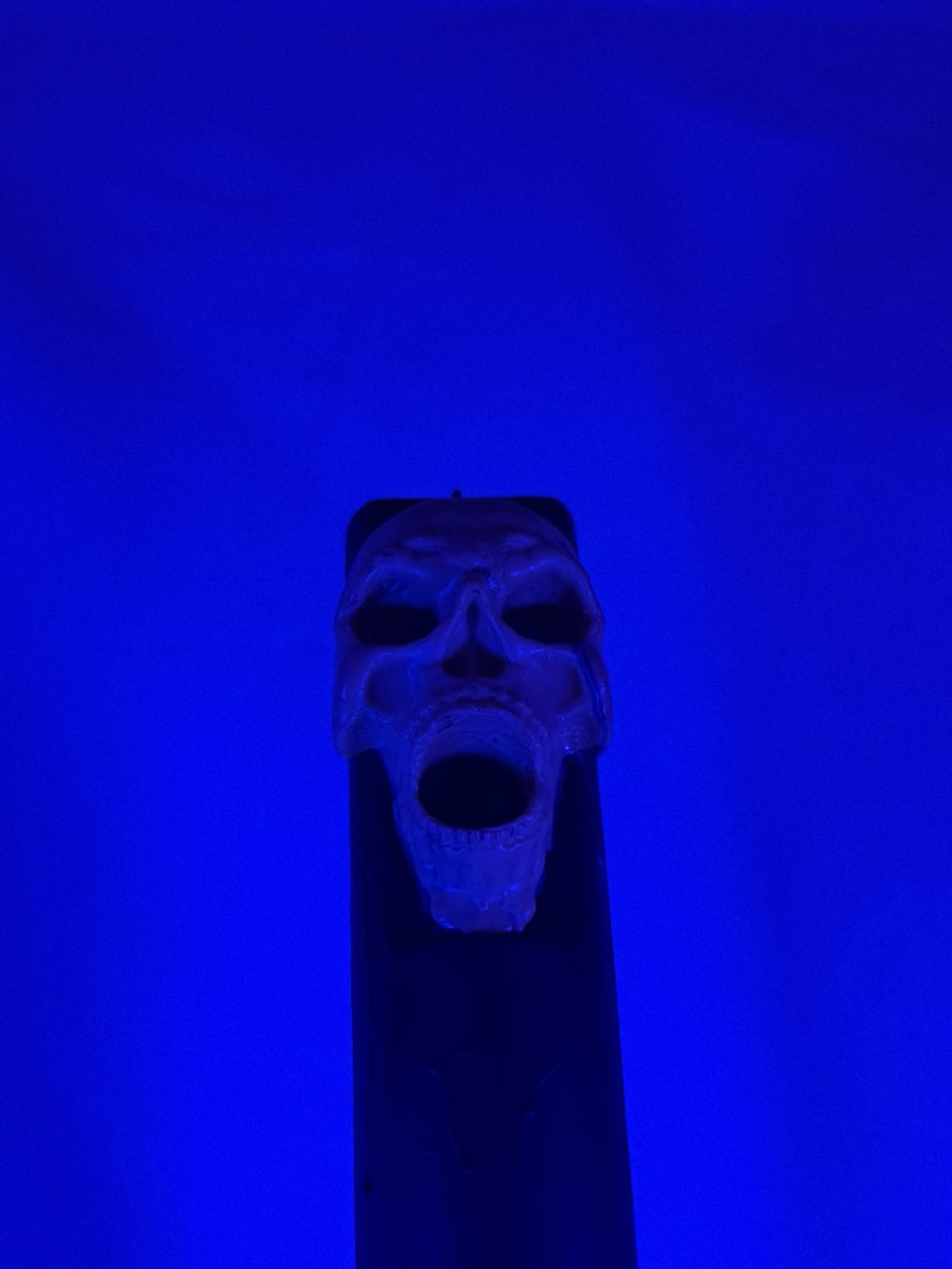 Bougie artisanale Halloween en forme de pilier noir avec crâne jaune sculpté – boo-j édition spectrale