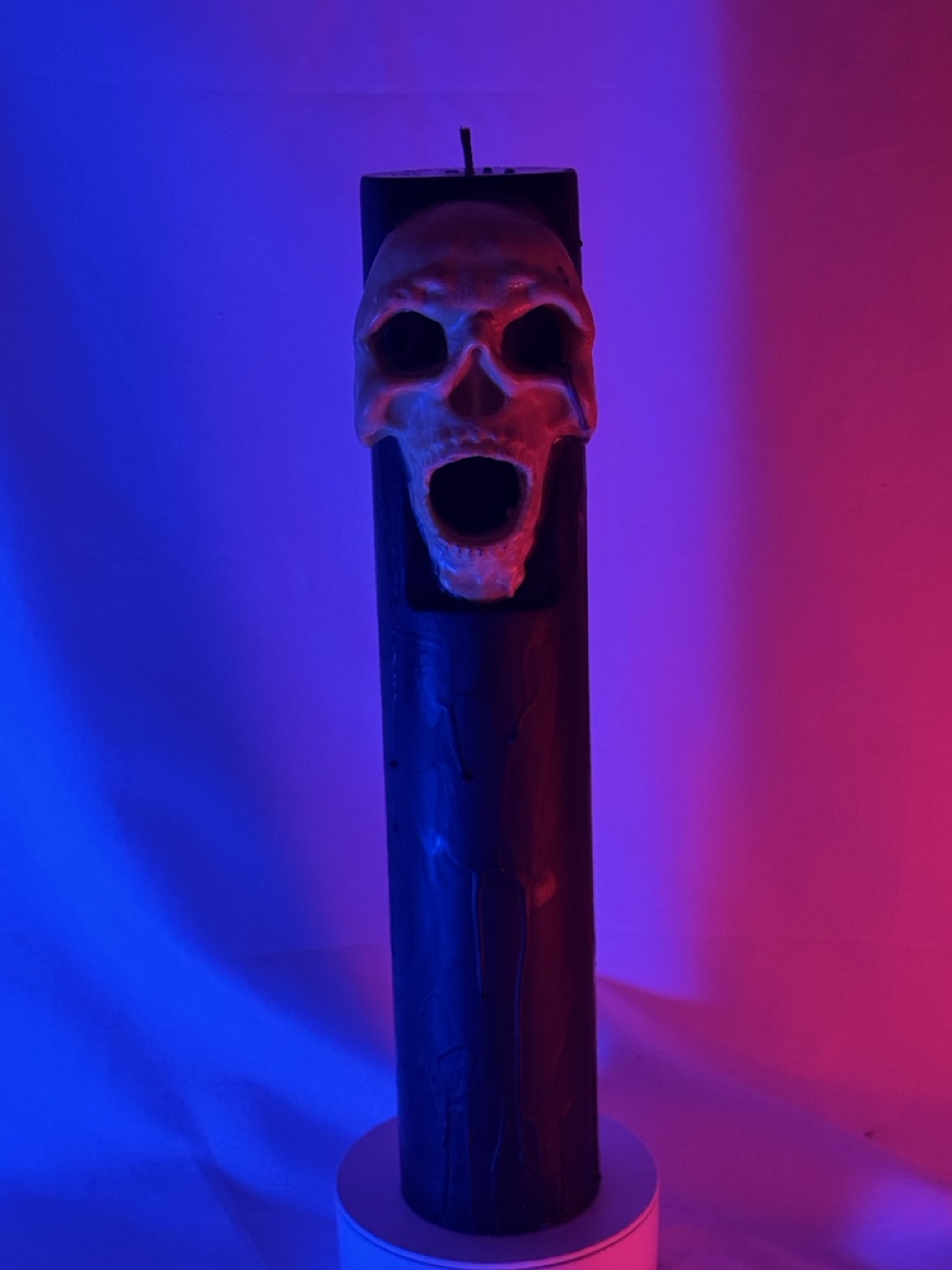 Bougie artisanale Halloween en forme de pilier noir avec crâne jaune sculpté – boo-j édition spectrale