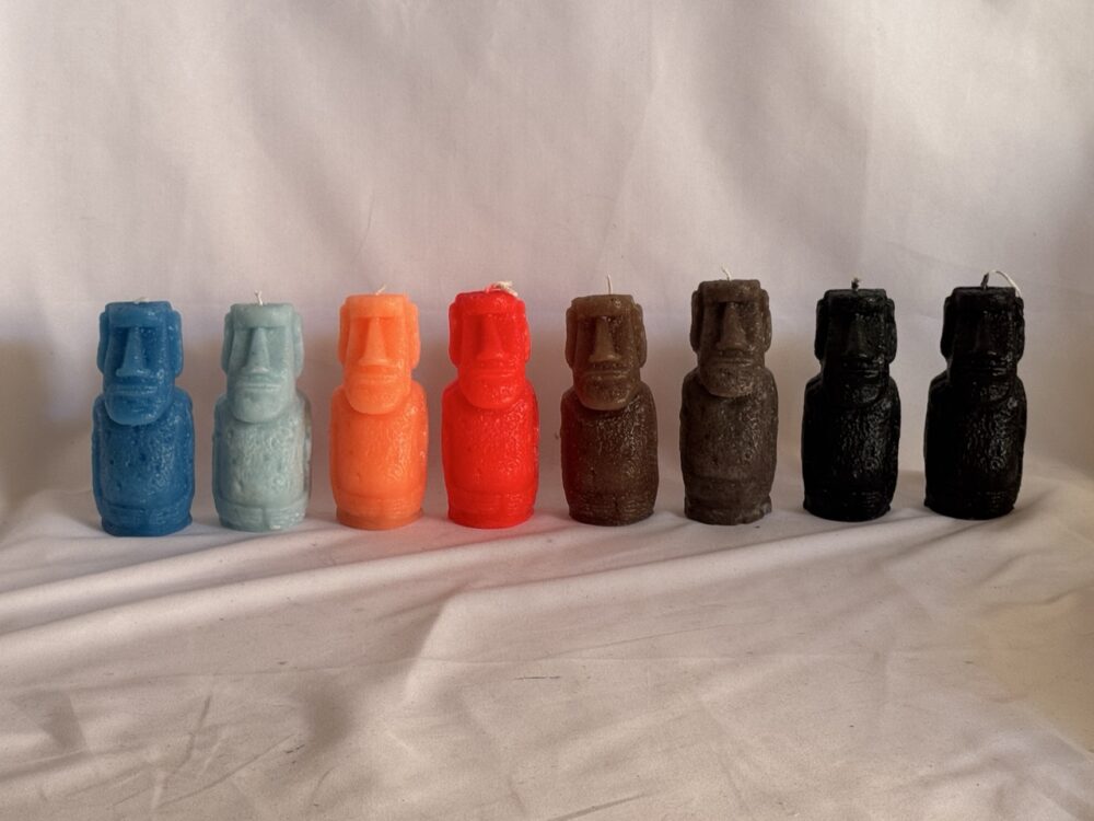Bougies Moaï en cire recyclée — la tribu colorée Petite tribu de bougies Moaï en cire recyclée — bleu, turquoise, orange, rouge, brun et noir — créations artisanales boo-j