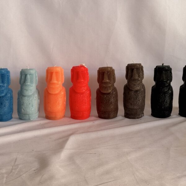 Bougies Moaï en cire recyclée — la tribu colorée Petite tribu de bougies Moaï en cire recyclée — bleu, turquoise, orange, rouge, brun et noir — créations artisanales boo-j