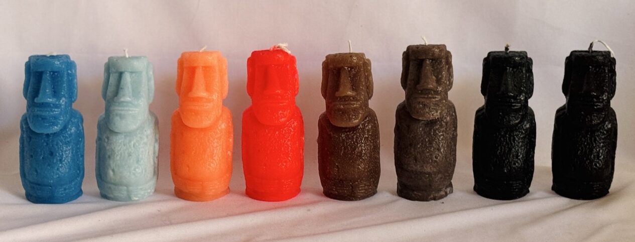 Petite tribu de bougies Moaï en cire recyclée — bleu, turquoise, orange, rouge, brun et noir — créations artisanales boo-j