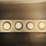 Photophore rectangulaire blanc en cire recyclée boo-j avec quatre bougies chauffe-plat