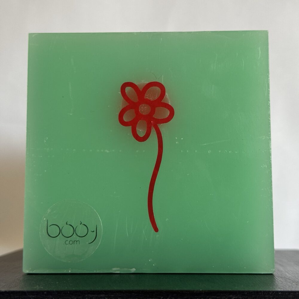 Photophore cube vert à fleurs rouges – cire minérale translucide Photophore cube vert translucide en cire minérale, décoré de fleurs rouges lumineuses, création artisanale boo-j.