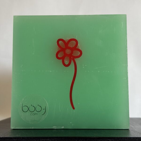 Photophore cube vert à fleurs rouges – cire minérale translucide Photophore cube vert translucide en cire minérale, décoré de fleurs rouges lumineuses, création artisanale boo-j.