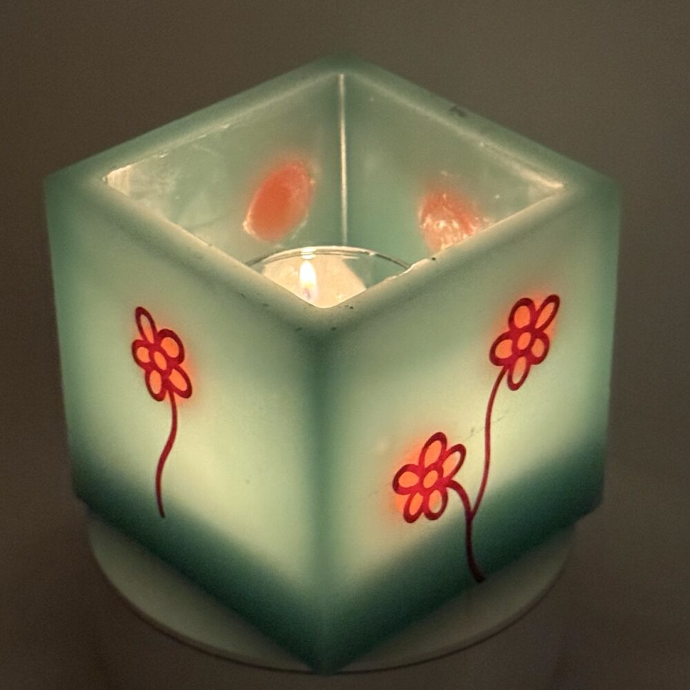 Photophore cube vert à fleurs rouges – cire minérale translucide Photophore cube vert translucide en cire minérale, décoré de fleurs rouges lumineuses, création artisanale boo-j.