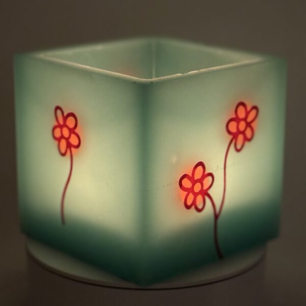 Photophore cube vert à fleurs rouges – cire minérale translucide Photophore cube vert translucide en cire minérale, décoré de fleurs rouges lumineuses, création artisanale boo-j.