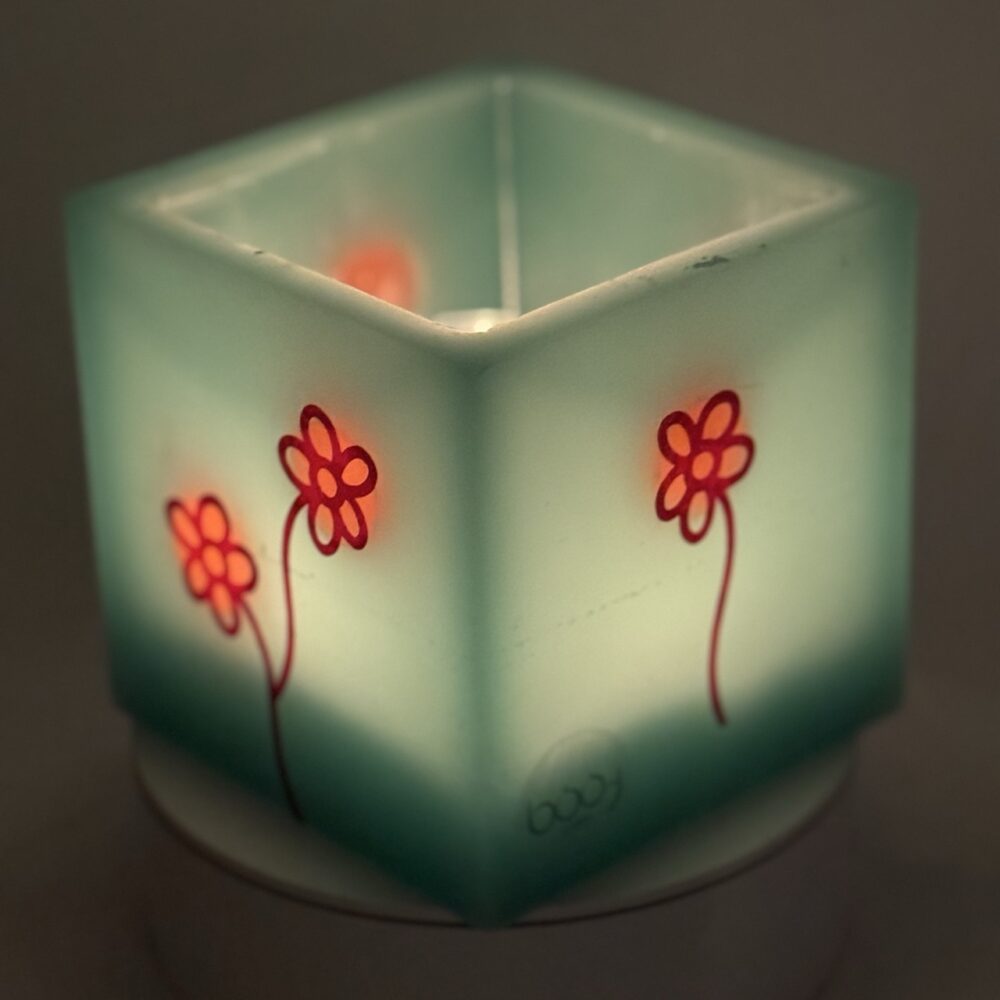 Photophore cube vert à fleurs rouges – cire minérale translucide Photophore cube vert translucide en cire minérale, décoré de fleurs rouges lumineuses, création artisanale boo-j.