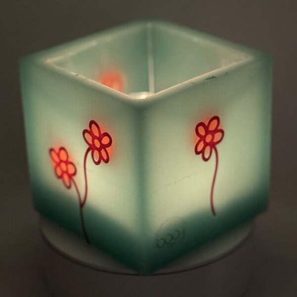 Photophore cube vert à fleurs rouges – cire minérale translucide Photophore cube vert translucide en cire minérale, décoré de fleurs rouges lumineuses, création artisanale boo-j.