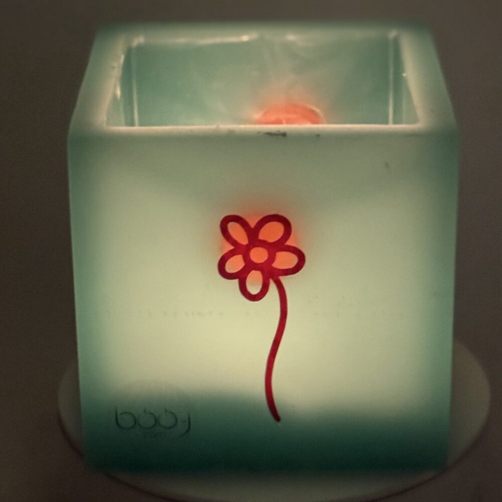 Photophore cube vert à fleurs rouges – cire minérale translucide Photophore cube vert translucide en cire minérale, décoré de fleurs rouges lumineuses, création artisanale boo-j.