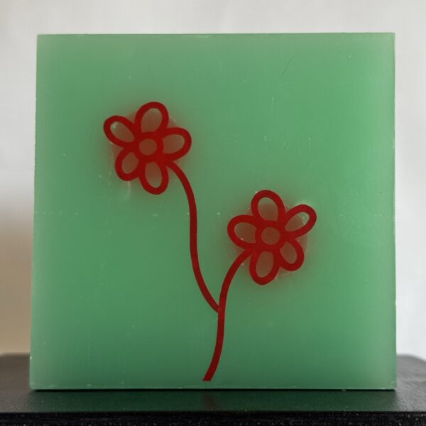 Photophore cube vert à fleurs rouges – cire minérale translucide Photophore cube vert translucide en cire minérale, décoré de fleurs rouges lumineuses, création artisanale boo-j.