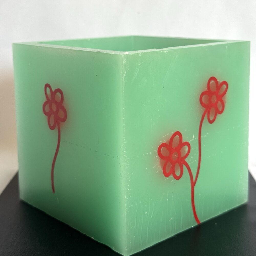 Photophore cube vert à fleurs rouges – cire minérale translucide Photophore cube vert translucide en cire minérale, décoré de fleurs rouges lumineuses, création artisanale boo-j.