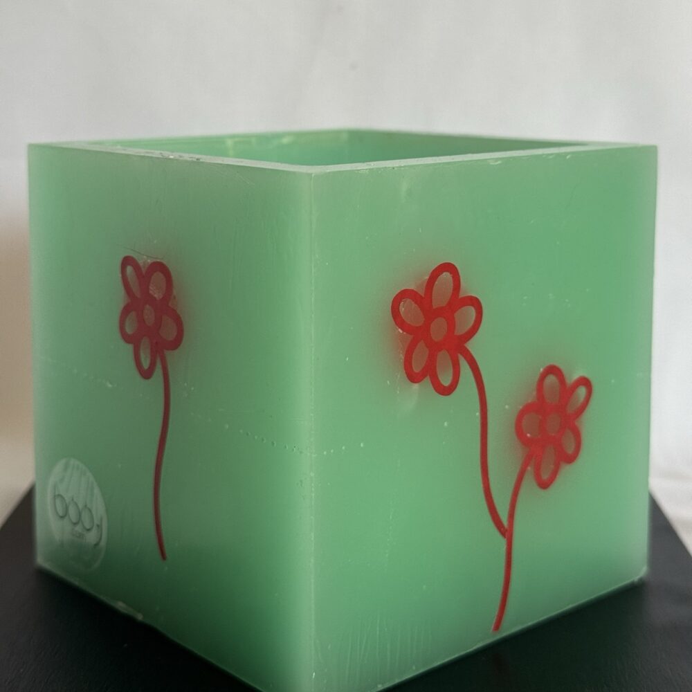 Photophore cube vert à fleurs rouges – cire minérale translucide Photophore cube vert translucide en cire minérale, décoré de fleurs rouges lumineuses, création artisanale boo-j.