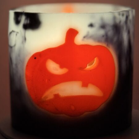 Photophore cylindrique citrouilles phosphorescentes — boo-j | édition spectrale Photophore cylindrique Halloween en cire translucide, décoré de deux citrouilles phosphorescentes orange sur fond noir et blanc — boo-j édition spectrale
