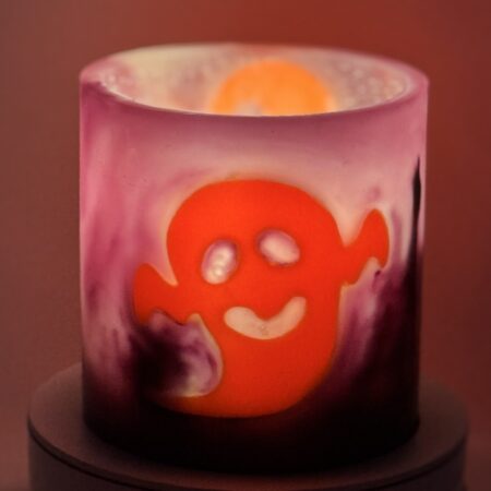 Photophore cylindrique Halloween en cire translucide violet, décoré d’un fantôme phosphorescent orange — boo-j édition spectrale