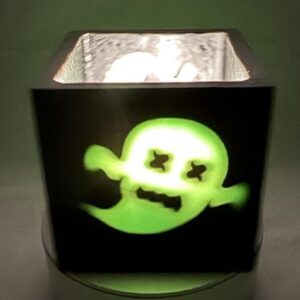 Photophore noir opaque avec fantôme phosphorescent vert laissant passer la lumière, création boo-j