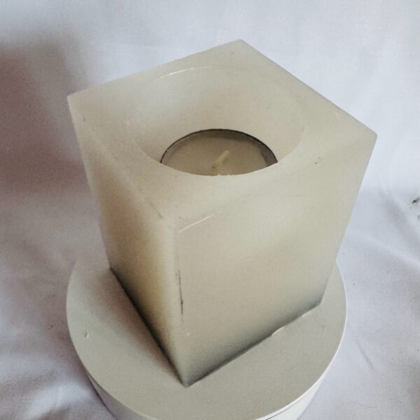 Photophore carré blanc en cire recyclée boo-j avec une bougie chauffe-plat