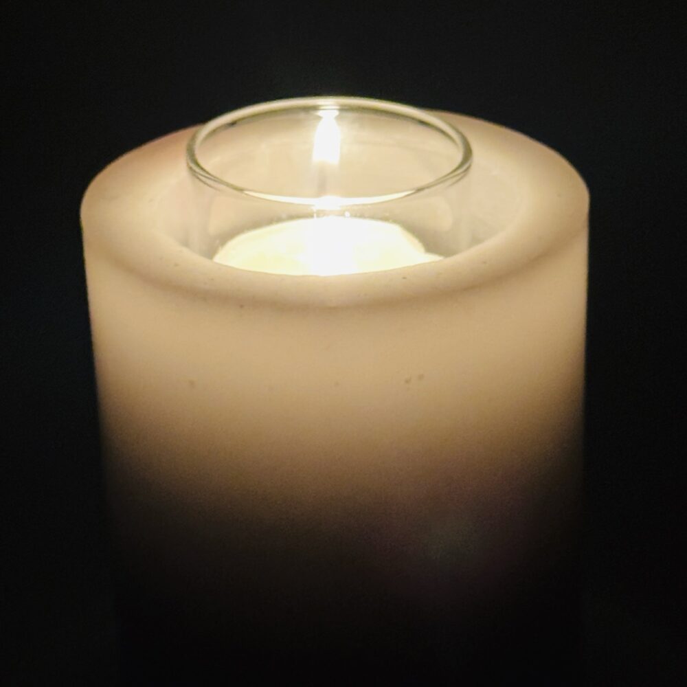 Photophore cylindrique blanc en cire recyclée boo-j avec une bougie chauffe-plat