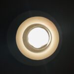 Photophore cylindrique blanc en cire recyclée boo-j avec une bougie chauffe-plat