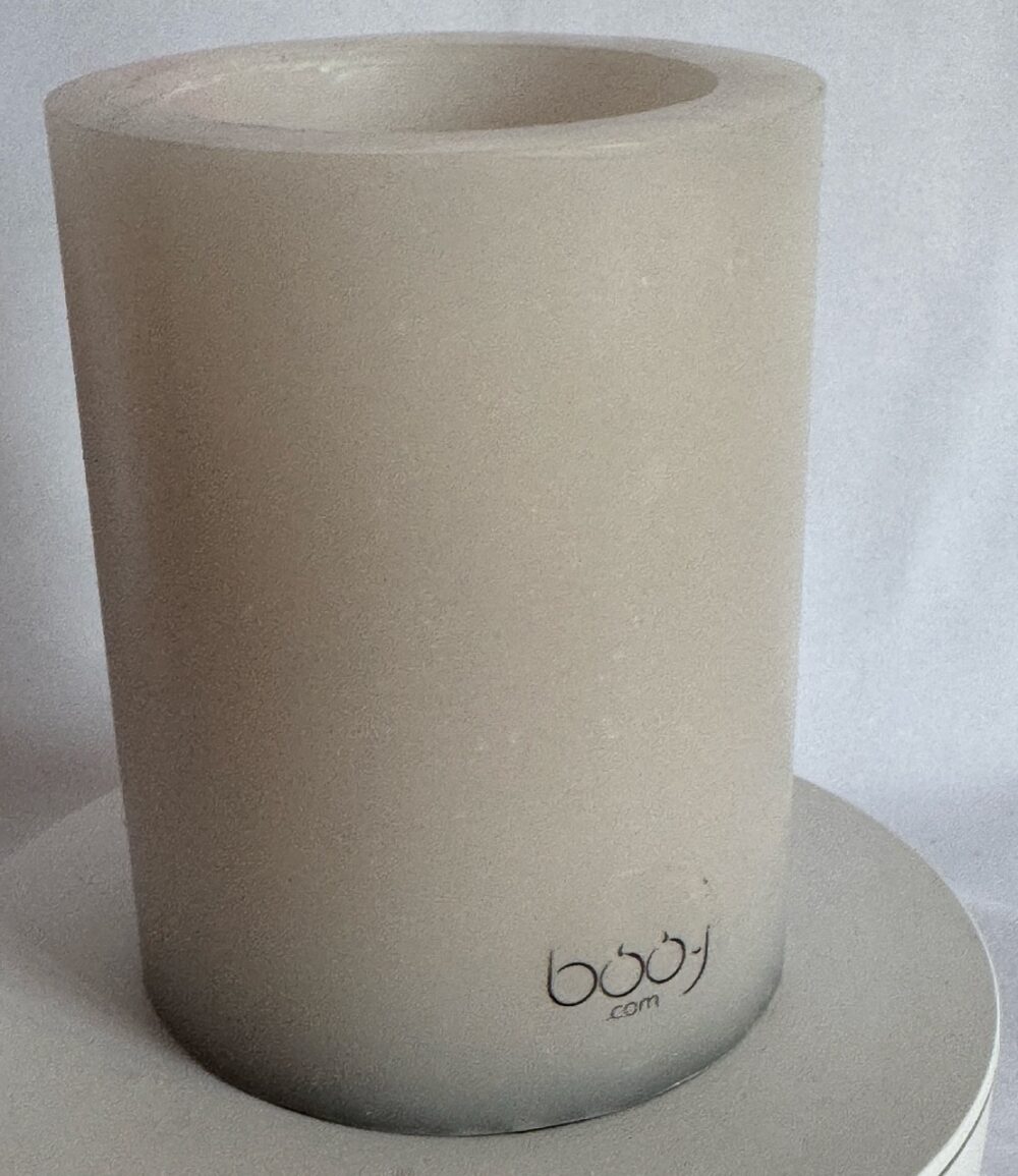 Photophore cylindrique blanc en cire recyclée boo-j avec une bougie chauffe-plat