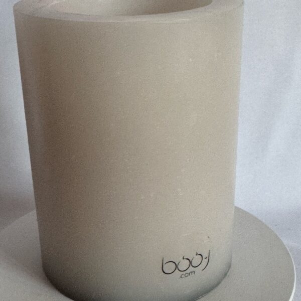 Photophore cylindrique blanc en cire recyclée boo-j avec une bougie chauffe-plat