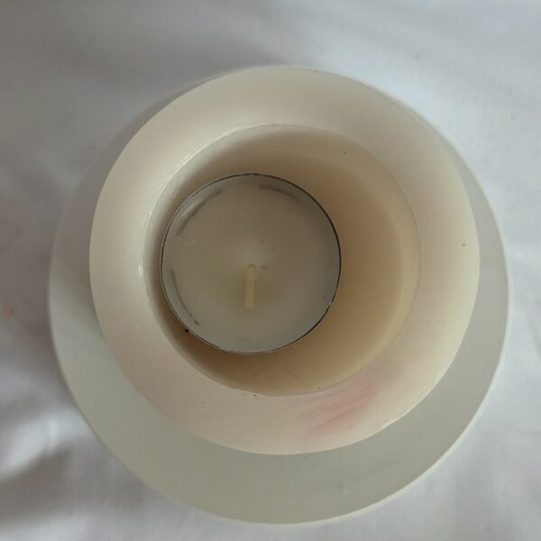 Photophore cylindrique blanc en cire recyclée boo-j avec une bougie chauffe-plat
