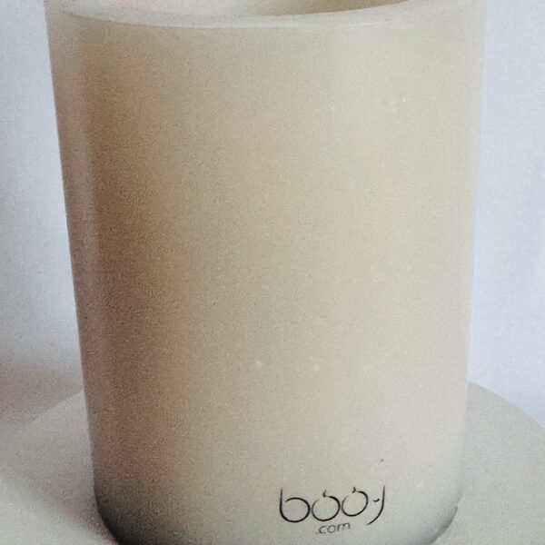 Photophore cylindrique blanc en cire recyclée boo-j avec une bougie chauffe-plat