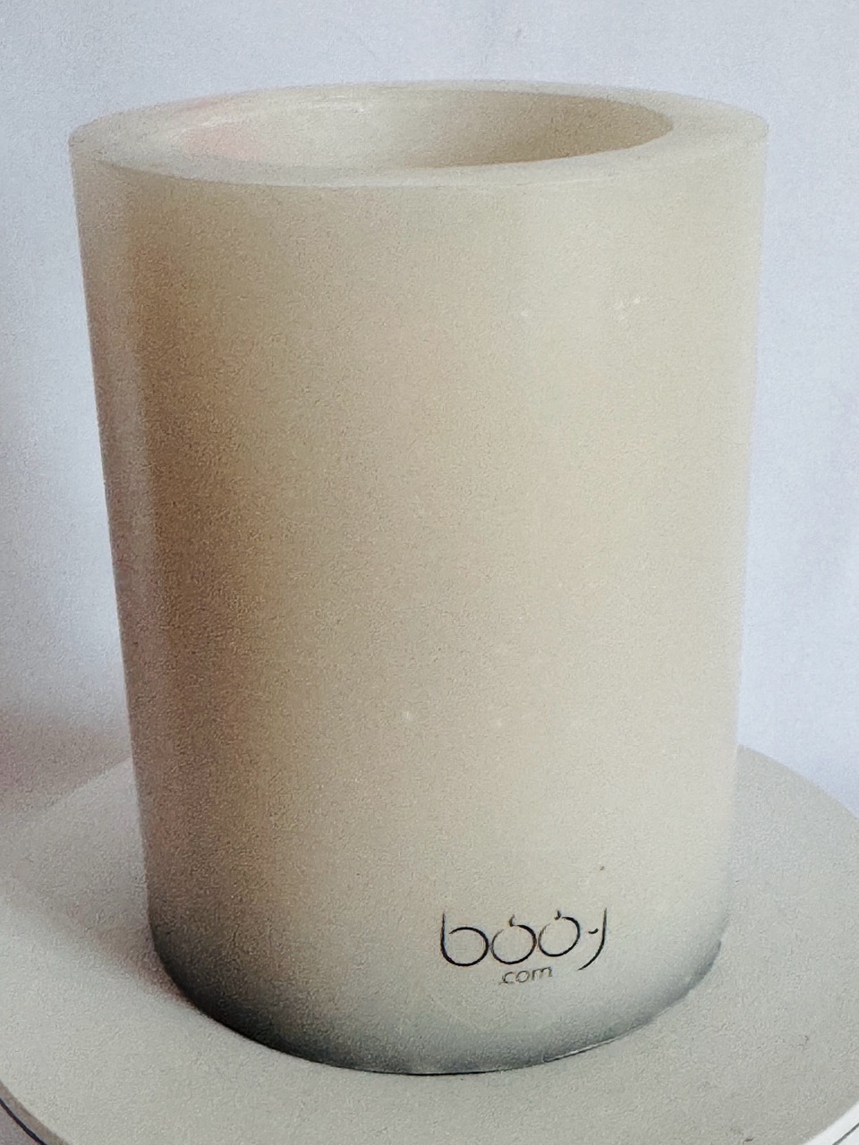 Photophore cylindrique blanc en cire recyclée boo-j avec une bougie chauffe-plat